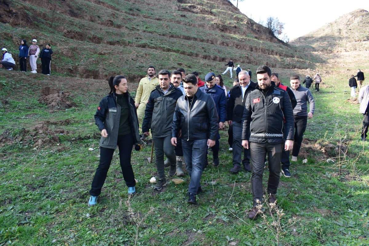 Kaymakamımız Sayın Mehmet Kaan KİNİ, protokol üyeleri, hemşehrilerimiz ve yarınlarımızın güvencesi olan gençlerimizle birlikte, Ahmetli’mizde yangından etkilenen orman alanlarının yeniden ağaçlandırılması amacıyla gerçekleştirilen 650 fidan dikimi programını gerçekleştirdiler🌲🇹🇷