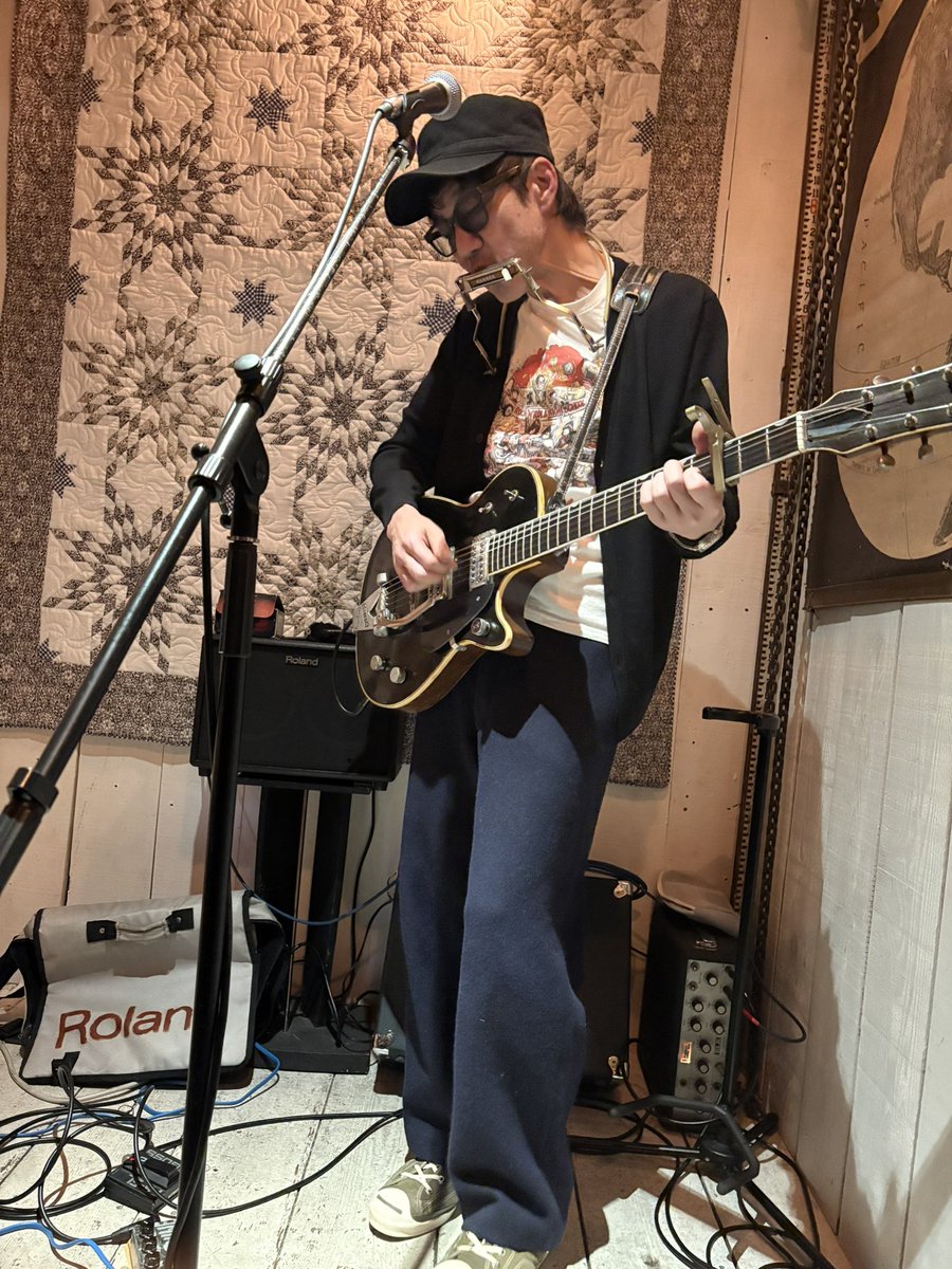 wicky_AIM's tweet photo. 今夜は下北沢leteで八橋義幸ライブ👍
久しぶりの東京での単独ライブとのことでやや緊張気味の八橋さん😁
会場前にSuperfly ファンやBONNIEPINK ファンともお話し出来て楽しいクリスマスイブでした🎄🧑🎄
@rockme8284
#lete https://t.co/VYY9f6jLtd