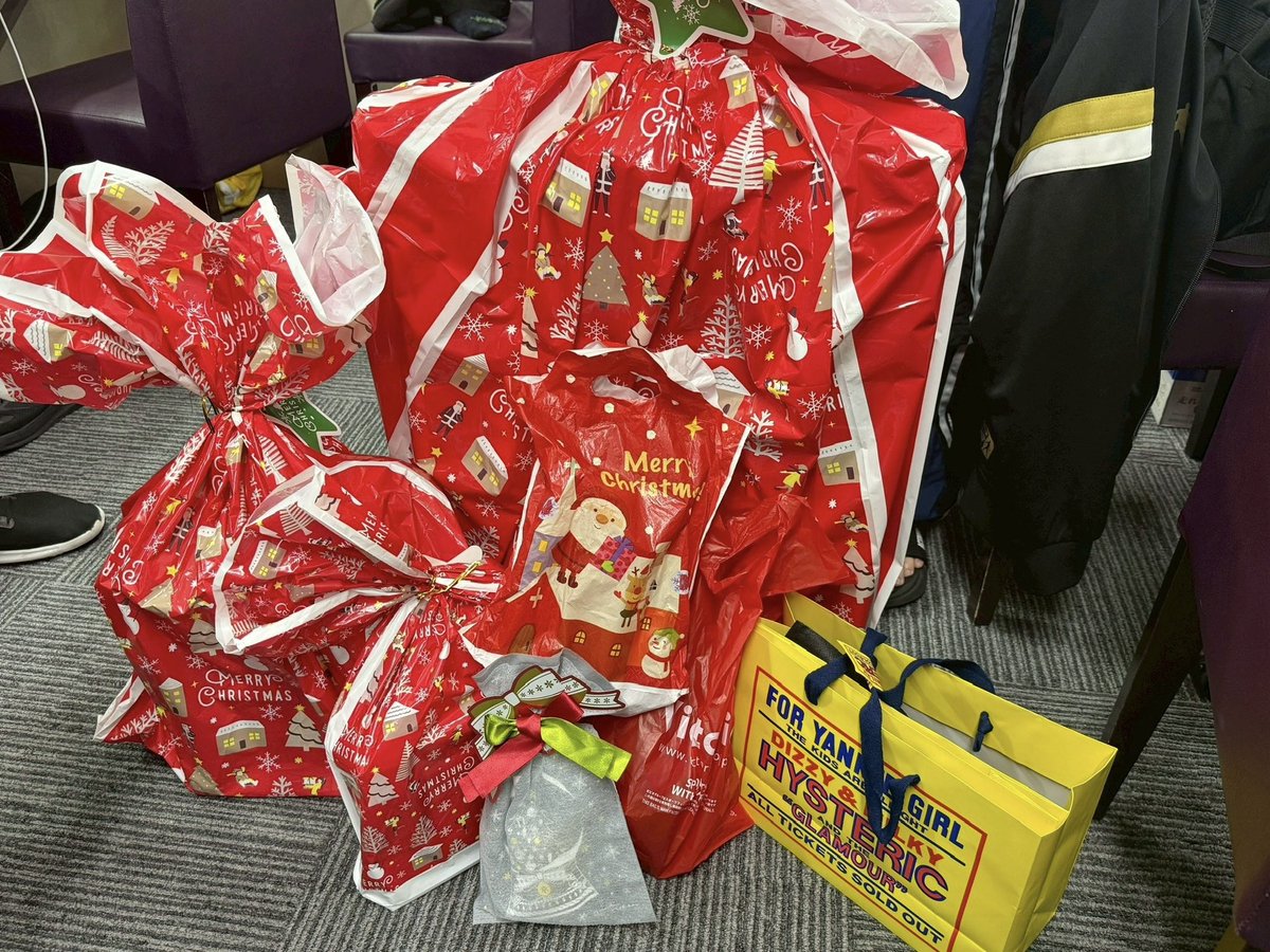 ロミミュ本日もありがとうございました！！

黒い兄弟によるクリスマスプレゼント交換会🎄
何を手に入れたかは…、内緒！

#ロミミュ