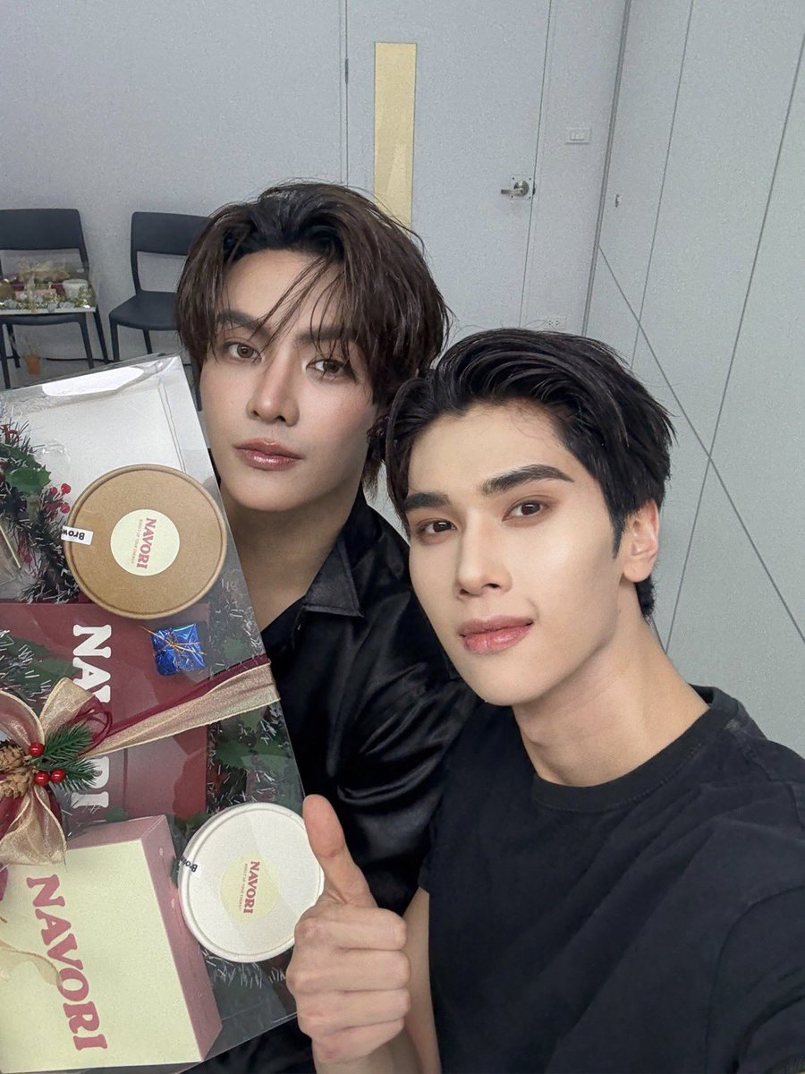 gmzxjk's tweet photo. meses atrás o joong foi de surpresa no evento do dunk para parabenizá-lo e hoje o dunk foi de surpresa no evento do joong parabenizá-lo ... a relação deles é sobre amor, carinho, companheirismo; joongdunk amo vocês 

CHRISTMAS EVE WITH JOONG 
#DrAllyChristmasEvexJoong https://t.co/K6UzqR5LFn