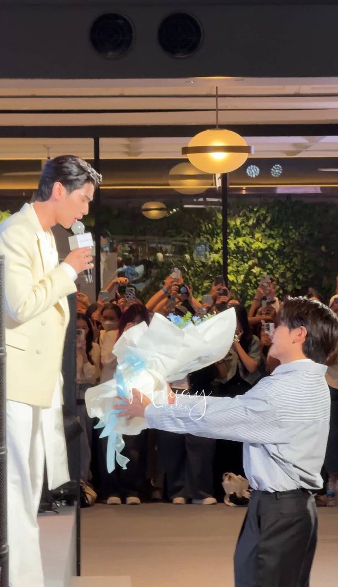 gmzxjk's tweet photo. meses atrás o joong foi de surpresa no evento do dunk para parabenizá-lo e hoje o dunk foi de surpresa no evento do joong parabenizá-lo ... a relação deles é sobre amor, carinho, companheirismo; joongdunk amo vocês 

CHRISTMAS EVE WITH JOONG 
#DrAllyChristmasEvexJoong https://t.co/K6UzqR5LFn