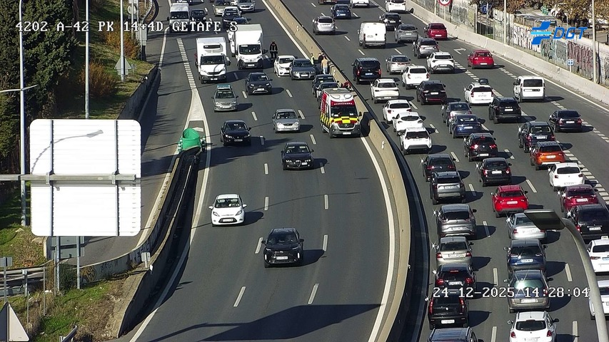 DGTes's tweet photo. 📢🔴En Madrid, un alcance complica la salida por la A-42, a su paso por Getafe.

➡️Incidente en el P.K.14.
➡️Provoca el corte del carril izquierdo.

⚠️Precaución en la zona. https://t.co/9SR7mADaoP