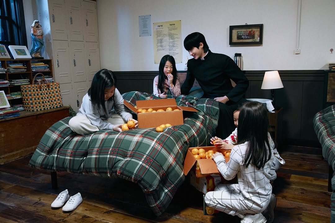 smurfette_92's tweet image. 💛: It’s nice to eat tangerines while watching a movie (?)
💙: 🍊🍊🍊🍊🍊