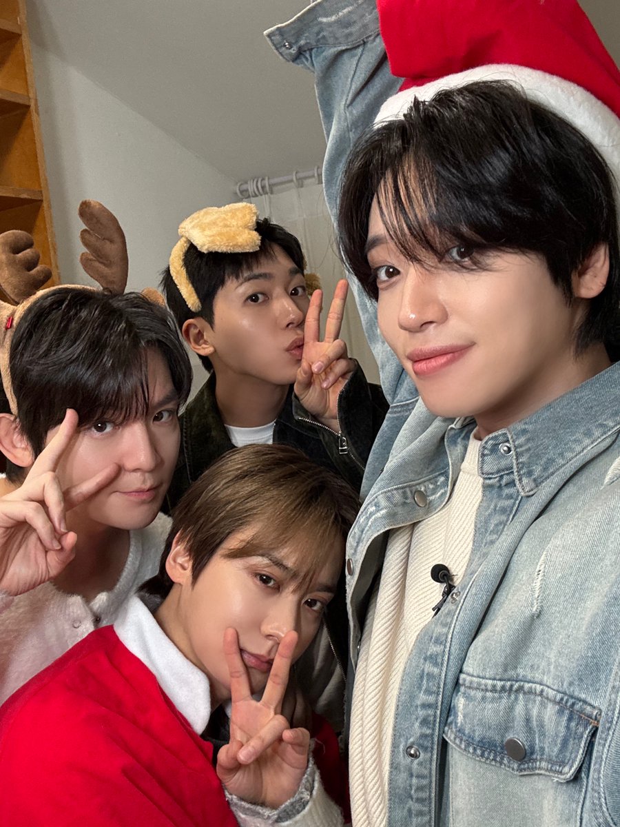 TEEN_TOP's tweet photo. [💫]
산타가 누군데?
산타가 누군데 상의도 없이 오는데
산타가 누군데 상의도 안 입고 오는 건데;;

#TEENTOP #틴탑 
#JUST15_TEENTOP #CherryPie
#merrychristmas https://t.co/QPMfeCtLy0