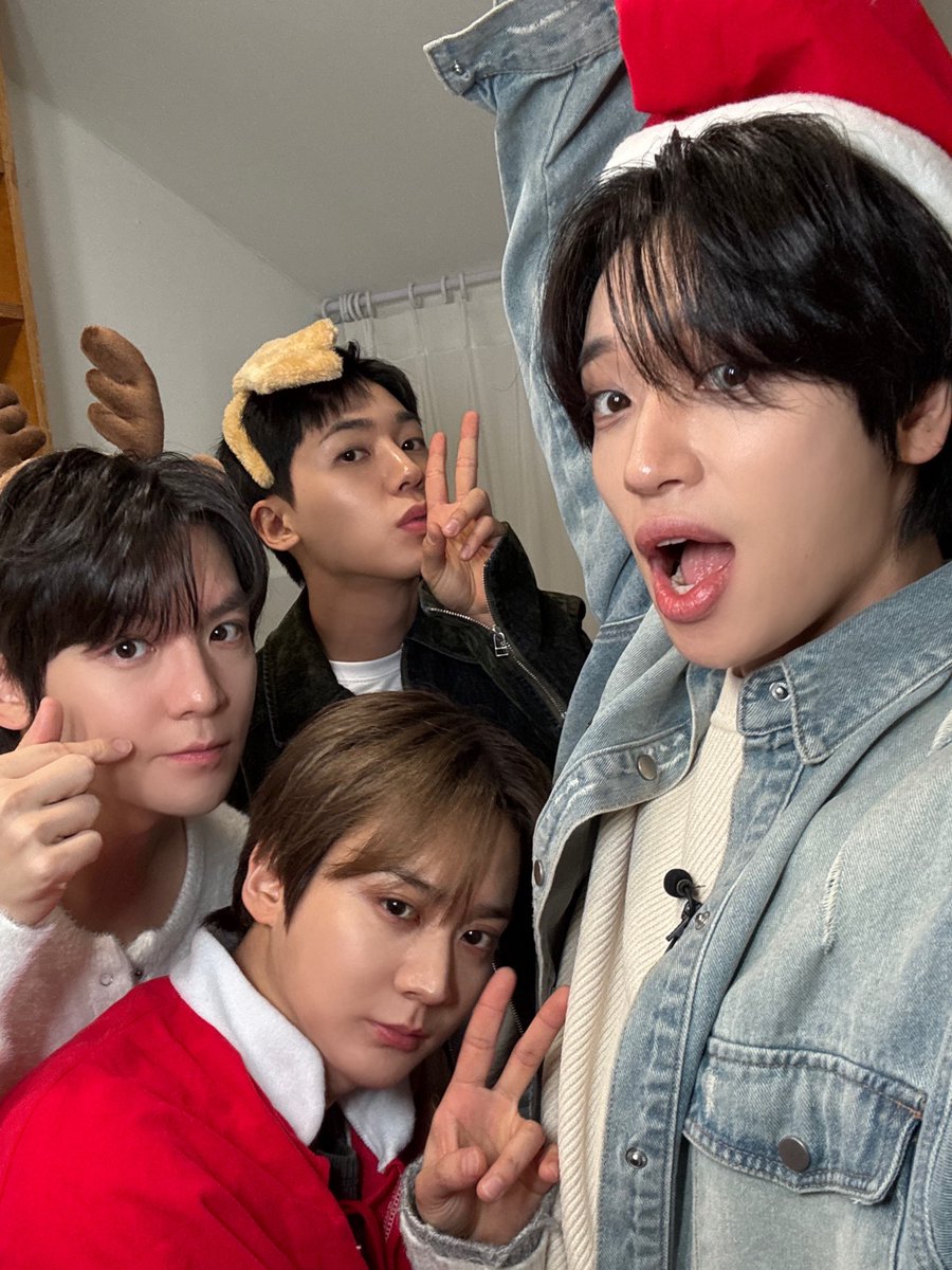 TEEN_TOP's tweet photo. [💫]
산타가 누군데?
산타가 누군데 상의도 없이 오는데
산타가 누군데 상의도 안 입고 오는 건데;;

#TEENTOP #틴탑 
#JUST15_TEENTOP #CherryPie
#merrychristmas https://t.co/QPMfeCtLy0