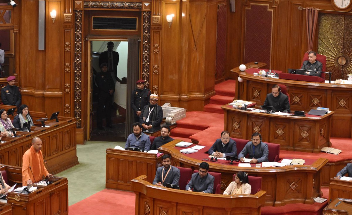 isomendratomar's tweet photo. आज उत्तर प्रदेश विधान सभा के शीतकालीन सत्र में यशस्वी मुख्यमंत्री आदरणीय श्री योगी आदित्यनाथ @myogiadityanath  की गरिमामयी उपस्थिति में सदन की चतुर्थ दिवस की कार्यवाही में सम्मिलित हुआ।

यह सत्र केवल एक विधायी प्रक्रिया नहीं, बल्कि 'विकसित उत्तर प्रदेश' के संकल्प को धरातल पर उतारने का एक सशक्त माध्यम है। माननीय मुख्यमंत्री जी के नेतृत्व में 'नया उत्तर प्रदेश' सेवा, सुरक्षा और सुशासन के संकल्प के साथ समृद्धि के सुपथ पर निरंतर अग्रसर है।

#UttarPradeshVidhansabha #Lucknow #VidhansabhaUP #उत्तरप्रदेश_विधानसभा #शीतकालीन_सत्र #SomendraTomar