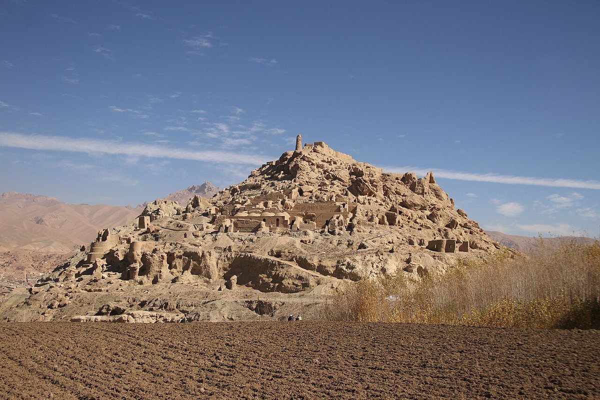 lefineder's tweet photo. Shahr-e-Gholghola or the 'City of Screams'.

On route to pursuing the the last ruler of the Khwarazmian Empire this city was besieged by Genghis Khan; when his grandson was killed by an arrow in the siege the khan ordered that all living things in the city to be killed. Henceforth it remained depopulated and in ruins.