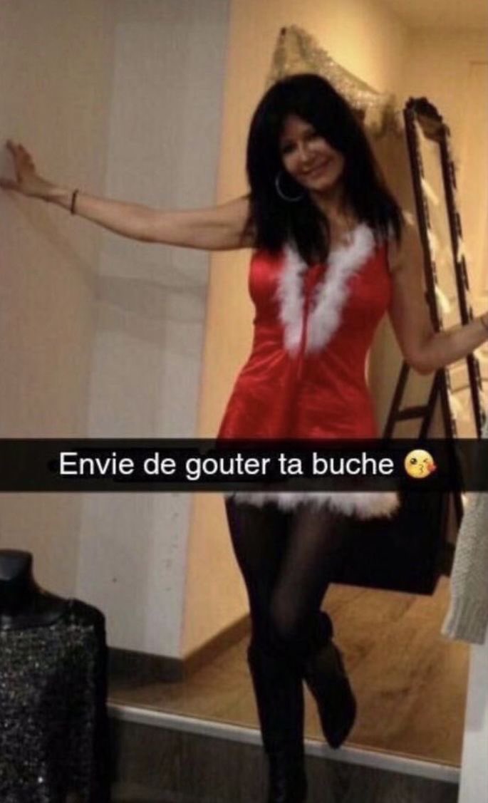 nessfouf's tweet photo. ptn à vouloir faire la meuf avec des robes avec très peu de tissus je me retrouve sans tenue acceptable pour noël https://t.co/SjjsMzy6c3