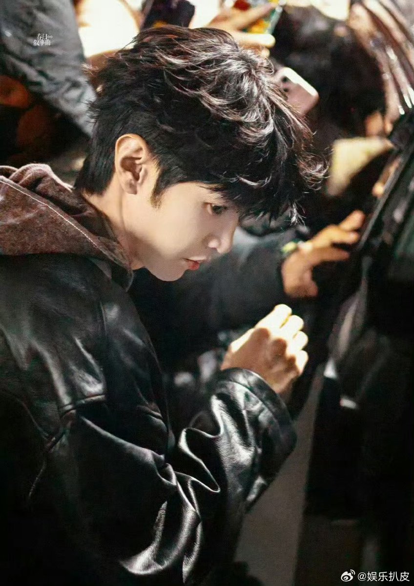 windy_love_'s tweet photo. เนี่ย ทุกครั้งที่ #เฉินเจ๋อหย่วน ไปถ่ายวาไรตี้ ต้องขึ้น Hs ทุกที555 วันนี้ไปถ่ายรายการน���กสืบ Star Detectives ใครคือฆาตรกร(ไหมนะ) คนชมว่าทรงผมหล่อจัง😍 ละหย่วนออกรายการได้ทุกแนวเลย แนวตลกๆ ก็ได้ แบบใช้��วามคิดก็วิเคราะห์เก่งมาก ซึ่งชั้นดูไม่รู้เรื่องเลย🤣 #ChenZheyuan https://t.co/pbsjiZxDVm