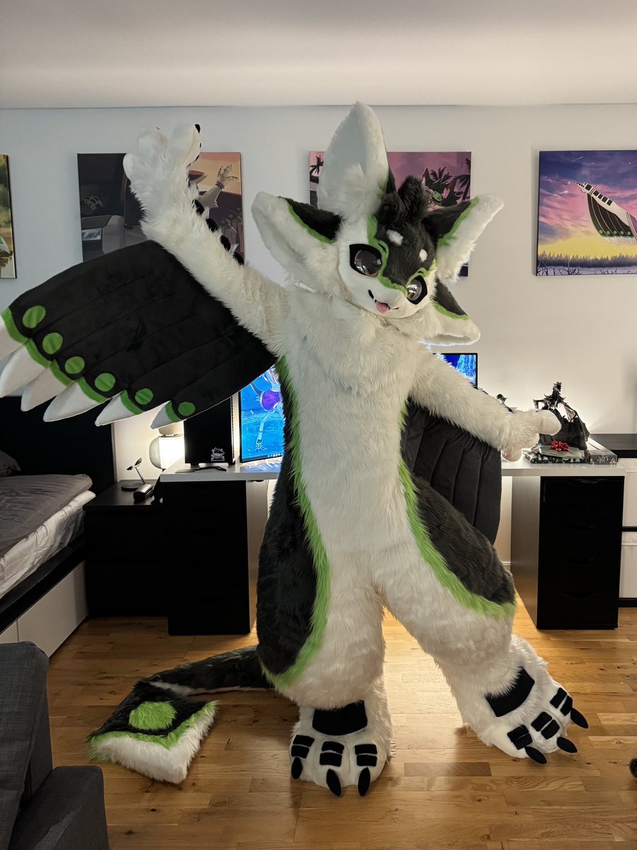 Wyvern290797's tweet image. My wonderful fursuit is finally home! Just in time for Christmas! :3
Massive thank you once again to @xiaoquandoki10 for the outstanding quality work! 💚