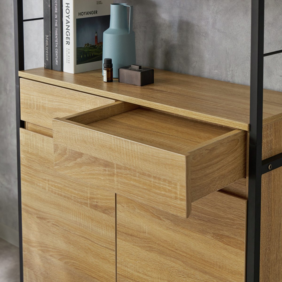 「薄い本」用本棚の企画がニッセンで進行中。なぜかデスノートがしまってありそうな「隠し部屋」付き
news.denfaminicogamer.jp/news/2512242o

B5やA5サイズの同人誌がしっかり入り、木目調と黒いフレームで落ち着いたデザイン。観音開きの扉もついていて、カモフラージュはバッチリ