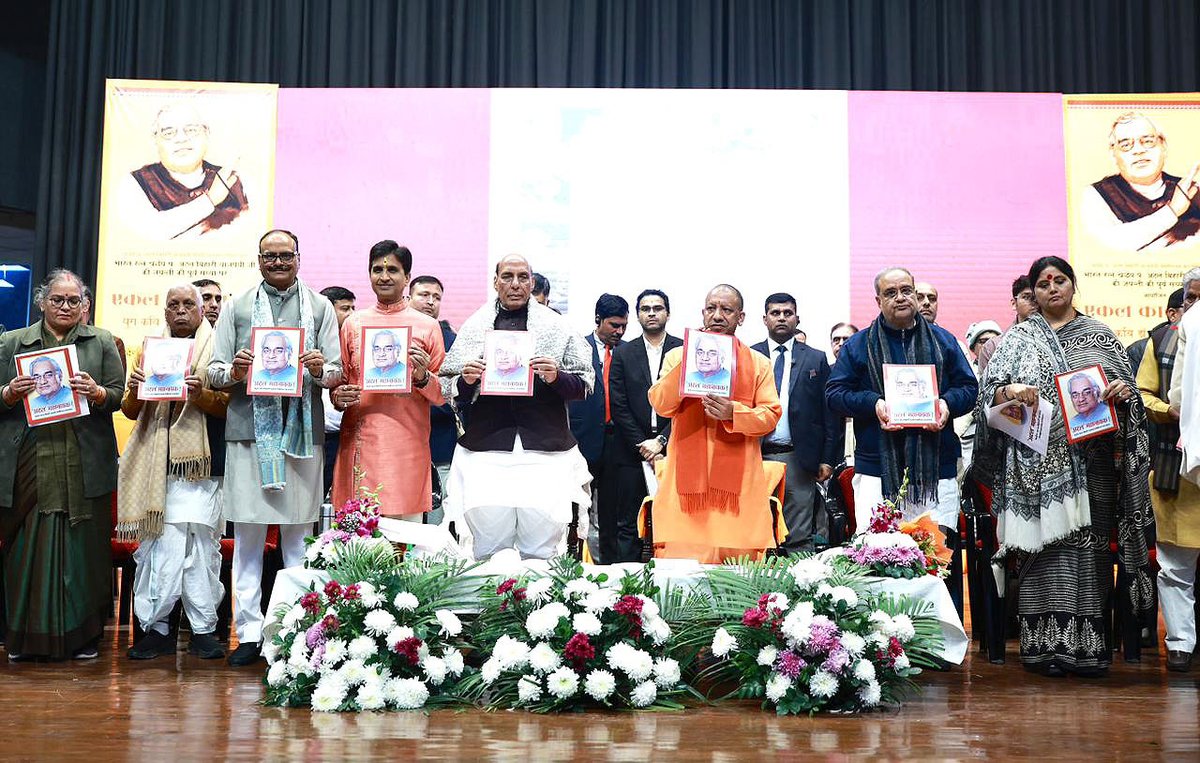 myogiadityanath's tweet photo. पूर्व प्रधानमंत्री, 'भारत रत्न' श्रद्धेय अटल बिहारी वाजपेयी जी की जयंती की पूर्व संध्या पर माननीय रक्षा मंत्री श्री @rajnathsingh जी की गरिमामयी उपस्थिति में आज लखनऊ में आयोजित 'एकल काव्य पाठ' कार्यक्रम में सम्मिलित हुआ। 

इस अवसर पर 'अटल महानायक' पुस्तक का विमोचन एवं श्रद्धेय अटल जी के विचारों पर आधारित प्रथम ई-बुक 'अतुलनीय अटल जी' का लोकार्पण भी हुआ। 

उनकी पावन स्मृतियों को नमन।