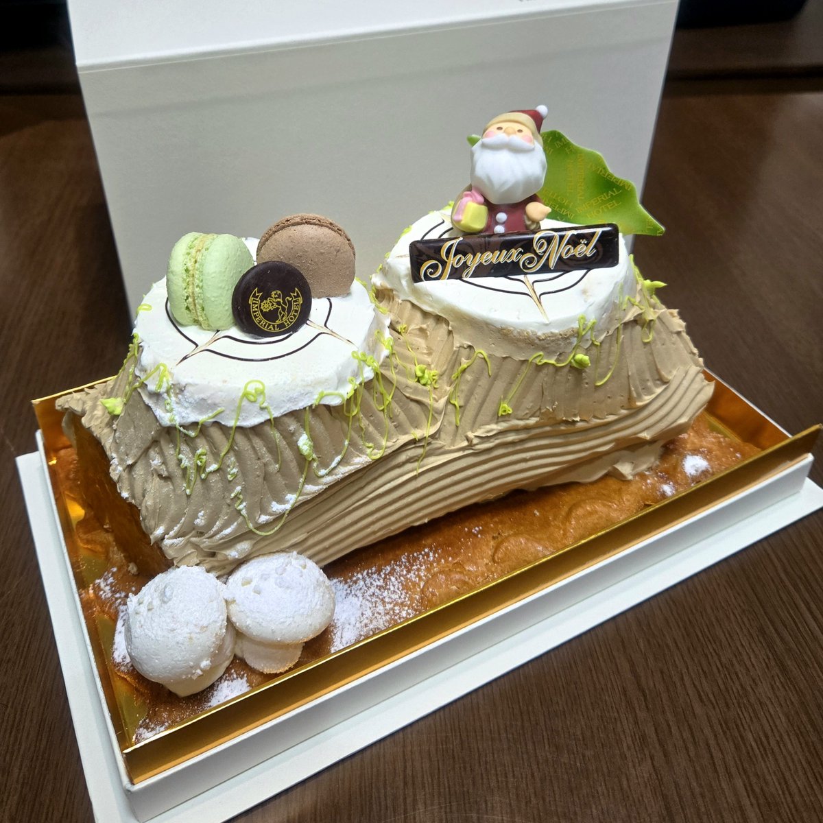 今年のクリスマスケーキはブッシュドノエル🎄
バターケーキは普段あまり食べないけど、シンプルで美味しかった❤💚
