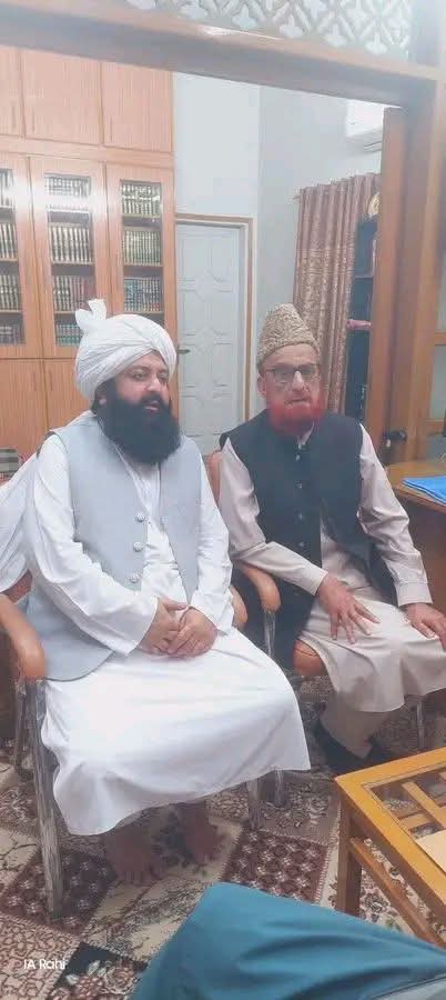 پیر عُمر جان سرہندی امیر کرین پارٹی جنوبی سندھ کی مُفتی منیب الرحمن صاحب سے ملاقات، کرین پارٹی کے حوالے سے مظبوط مؤقف اپنانے اور متحدہ لائحہ عمل لانے کی درخواست