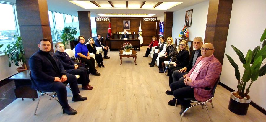 CHP İLKADIM İLÇE BAŞKANI Av. UMUT ALKAÇ VE YÖNETİM KURULU ÜYELERİ KAYMAKAMIMIZ ABDULKADİR DEMİR’İ MAKAMINDA ZİYARET ETTİLER
ilkadim.gov.tr/chp-ilkadim-il…