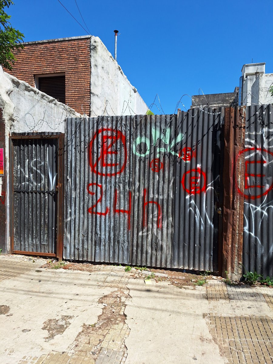 Ahora insisten con pintar carteles y amenazar vecinos
Fitz Roy 1784