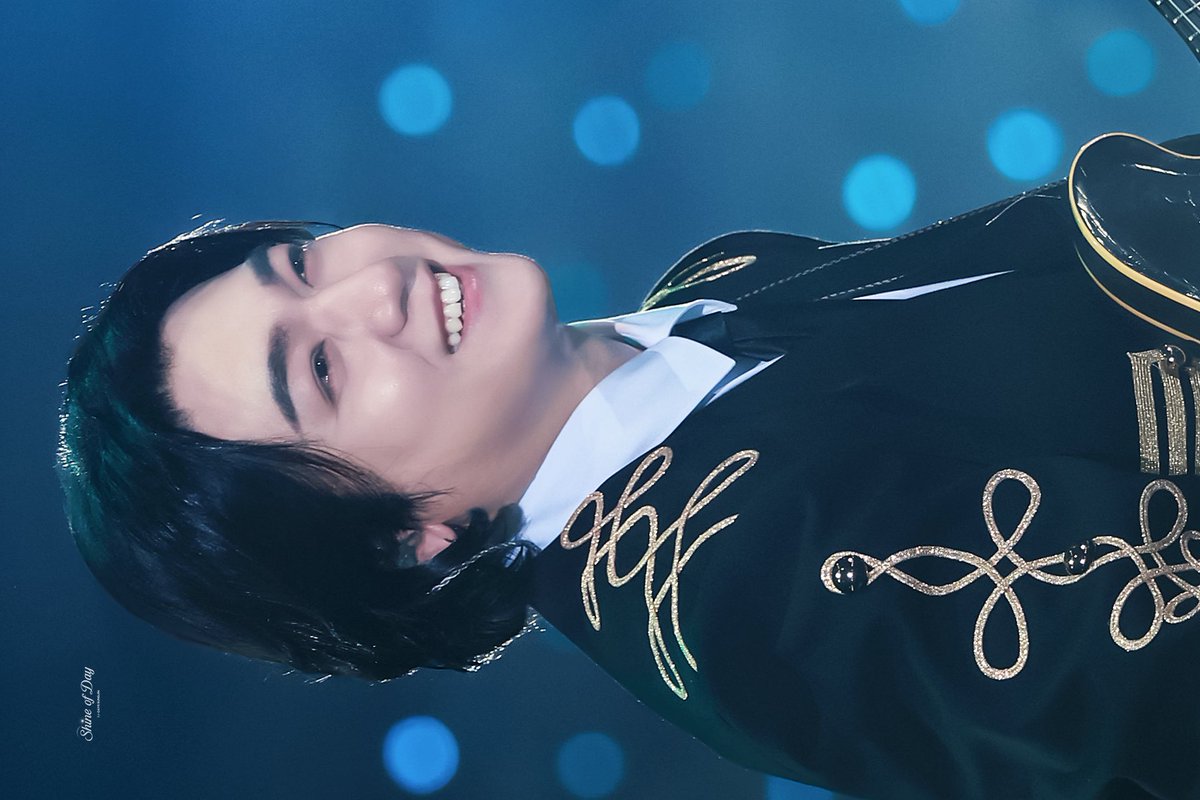 Shine_of_Day's tweet photo. 251219 The Present 

👑

#성진 #SUNGJIN #데이식스 #DAY6 https://t.co/ci4OeadFxL