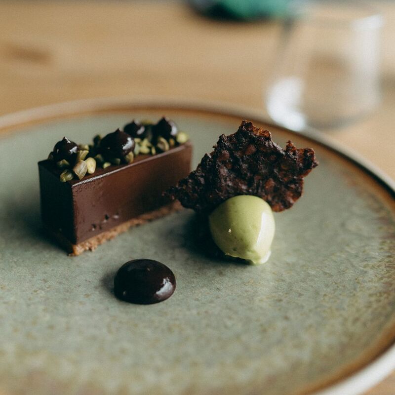 Best-of Guides Derbyshire

The Best Restaurants in the Peak District
When people think of northern English beauty spots, their minds often go straight to the Lake District, or perhaps to the Yorkshire Dales. But you’d be foolish to ignore the Peak District
guide.michelin.com/gb/en/best-of/…