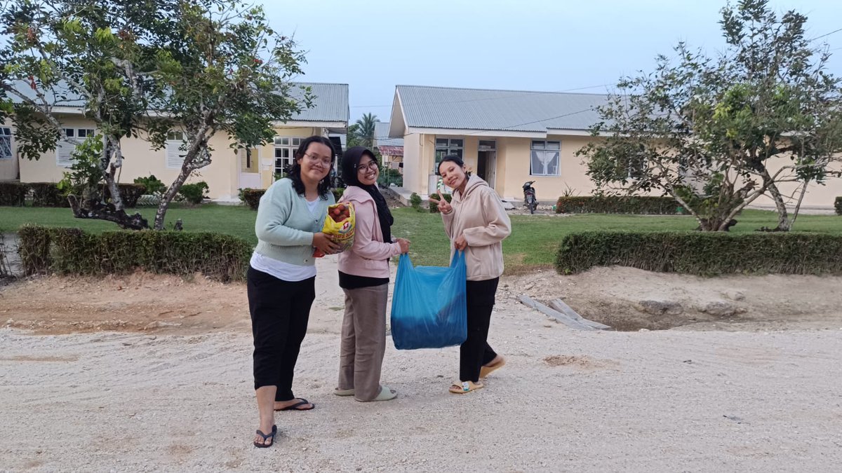 setelah chat ini tu ada chat lagi nge tag kami berempat (yg lokasi kebun ini), udahlah deg deg an mampuss bakal dimarahin inii karena kmrin ke taluk ga izin bapaknya, ternyata ya ges :)) kami disuruh panen rambutan anjirrr disuruh ngabisin semua pohon yg ada di perumahan margun😭