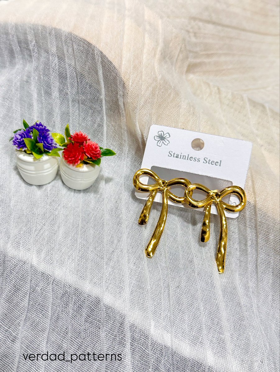 VerdadPatterns's tweet image. Bow Cut : Bold Bow Gold Earrings 
Price- N2500
.
To order: Call / WhatsApp: 08163851956 or send us a DM
.
#earrings #womensjewelry #goldearrings #goldearringsforsale #goldjewelry gold