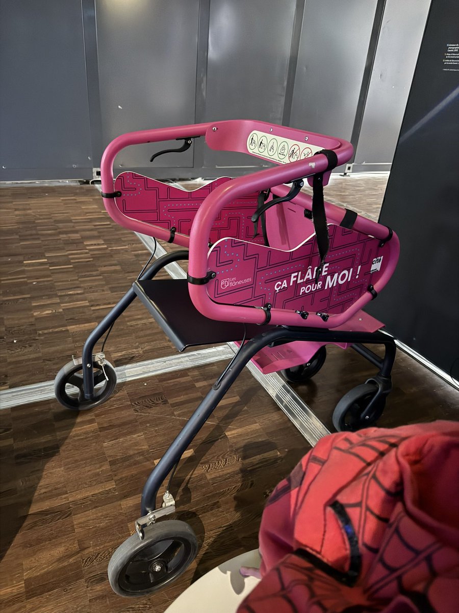 No puedo dejar de pensar en esta maravilla de la accesibilidad que vi en una exposición y estaban disponibles para agarrar: sirve de sillita/coche para niños y niñas pequeños, una silla para personas que se cansan, andador con freno si se necesita apoyo.