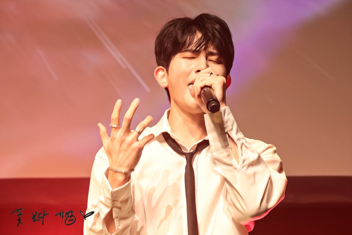 star_prince117's tweet photo. 20251224 TOKYO #1
#UX1 CHRISTMAS LIVE🎄IN JAPAN
𝐅𝐢𝐫𝐬𝐭 𝐖𝐢𝐧𝐭𝐞𝐫 𝐒𝐭𝐨𝐫𝐲🎅🏻❄️

#KISEOP
@ux1_official 
@KiSSeop91 https://t.co/ZhkqyHmaan