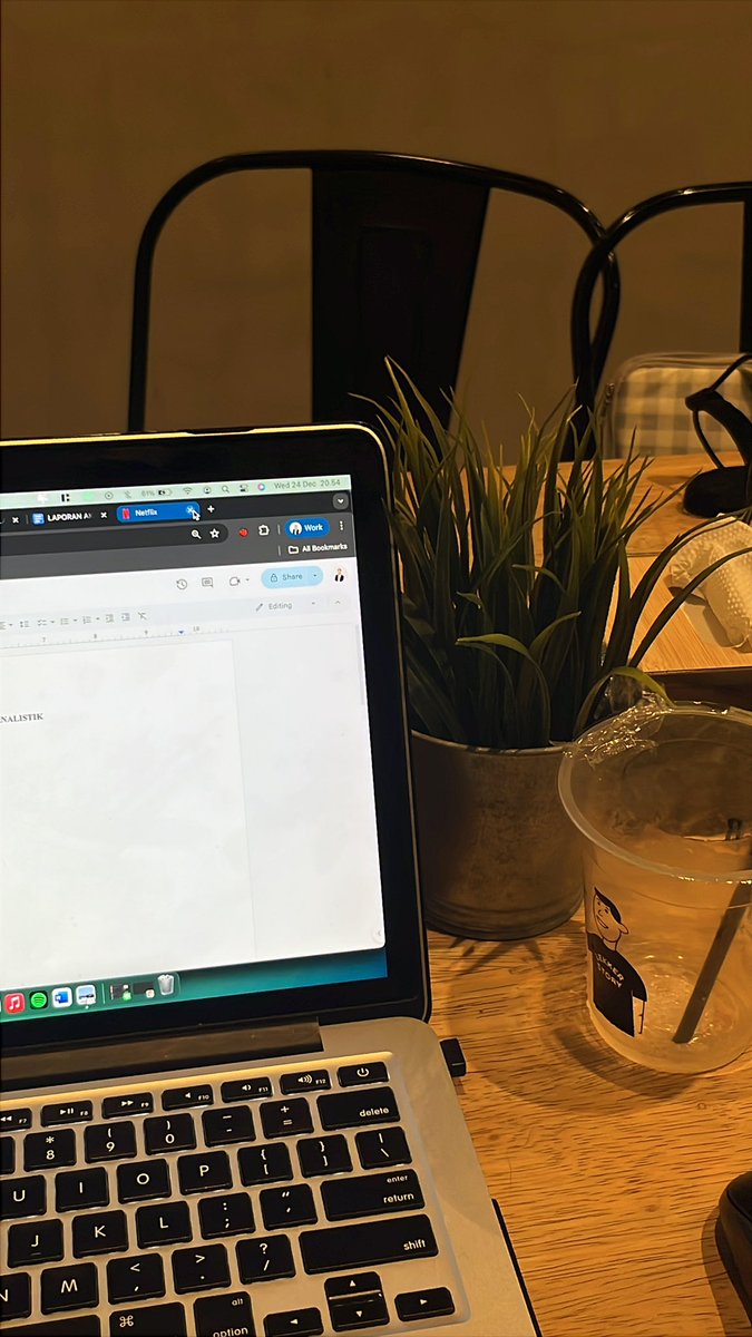 1OOOOsteps's tweet image. bimbang antara netflix atau tugas…