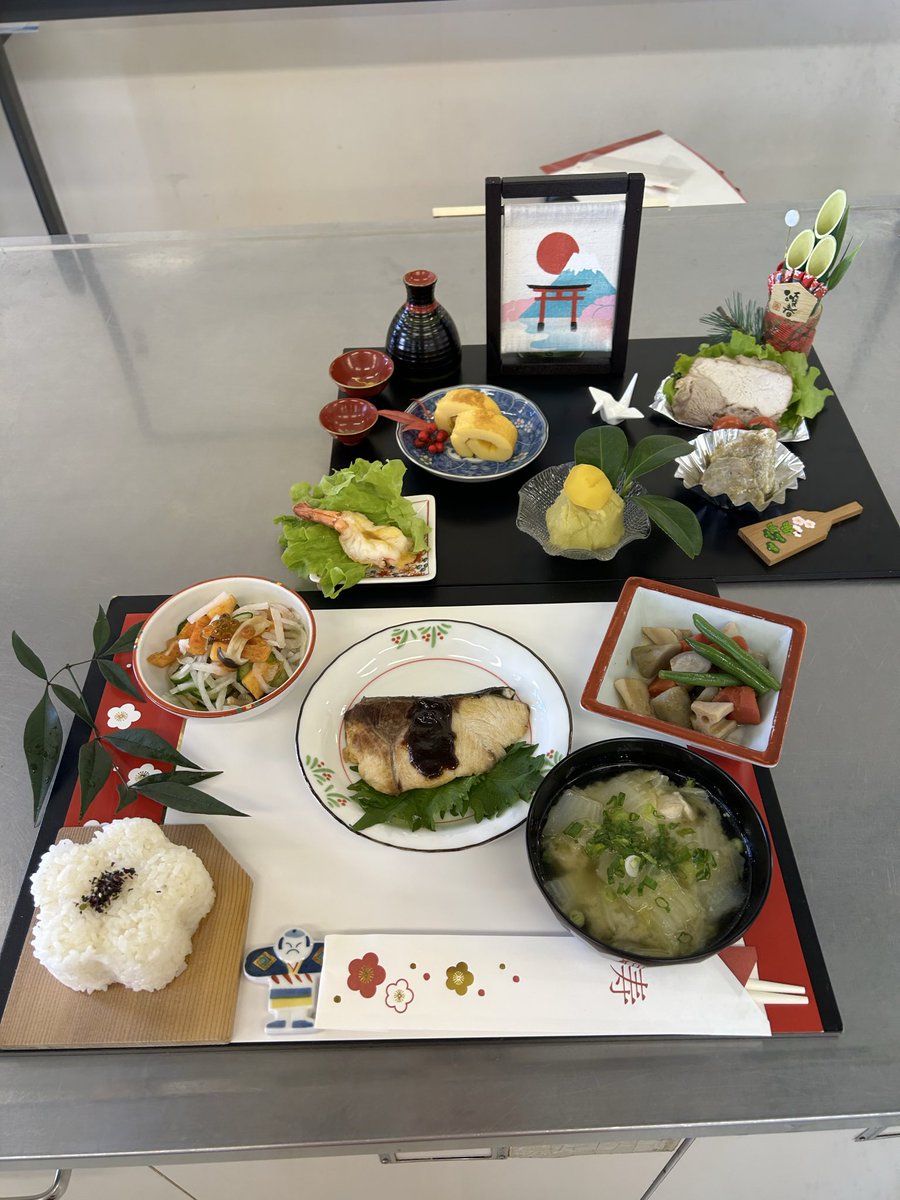 西区文化センター　料理教室👩‍🍳
🎍おせち料理です

🔸ぶりの柚子味噌あんかけ
🔸小芋の唐揚げ
🔸ミニ伊達巻き
🔸えび🍤の卵黄焼き
🔸根菜の煮しめ
🔸栗きんとん
🔸サラダなます
🔸煮豚
🔸みそ汁
🔸ご飯
これくらい家でも作れたら嬉しいですね😄👍