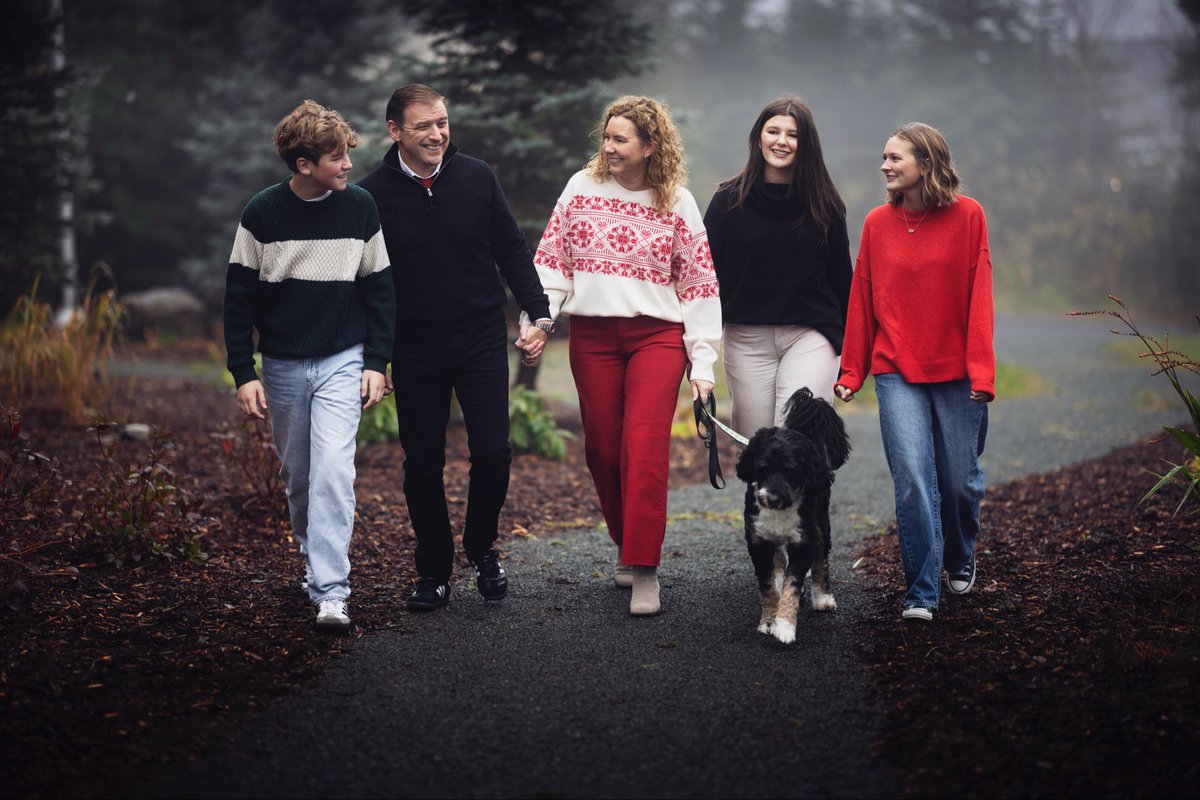 FureyAndrew's tweet photo. Wishing you and your families a very Merry Christmas and Happy Holidays from ours to yours. 

Hope this season brings joy and time with the people who matter most. https://t.co/2FqQz8pL3p
