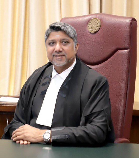 mohitlaws's tweet image. • Justice Subramonium Prasad
• Harish Vaidyanathan Shankar

These are the 2 judges of the Delhi High Court who granted bail after suspending the life imprisonment of rapist and former BJP MLA Kuldeep Singh Sengar.

Every woman should remember these two faces.