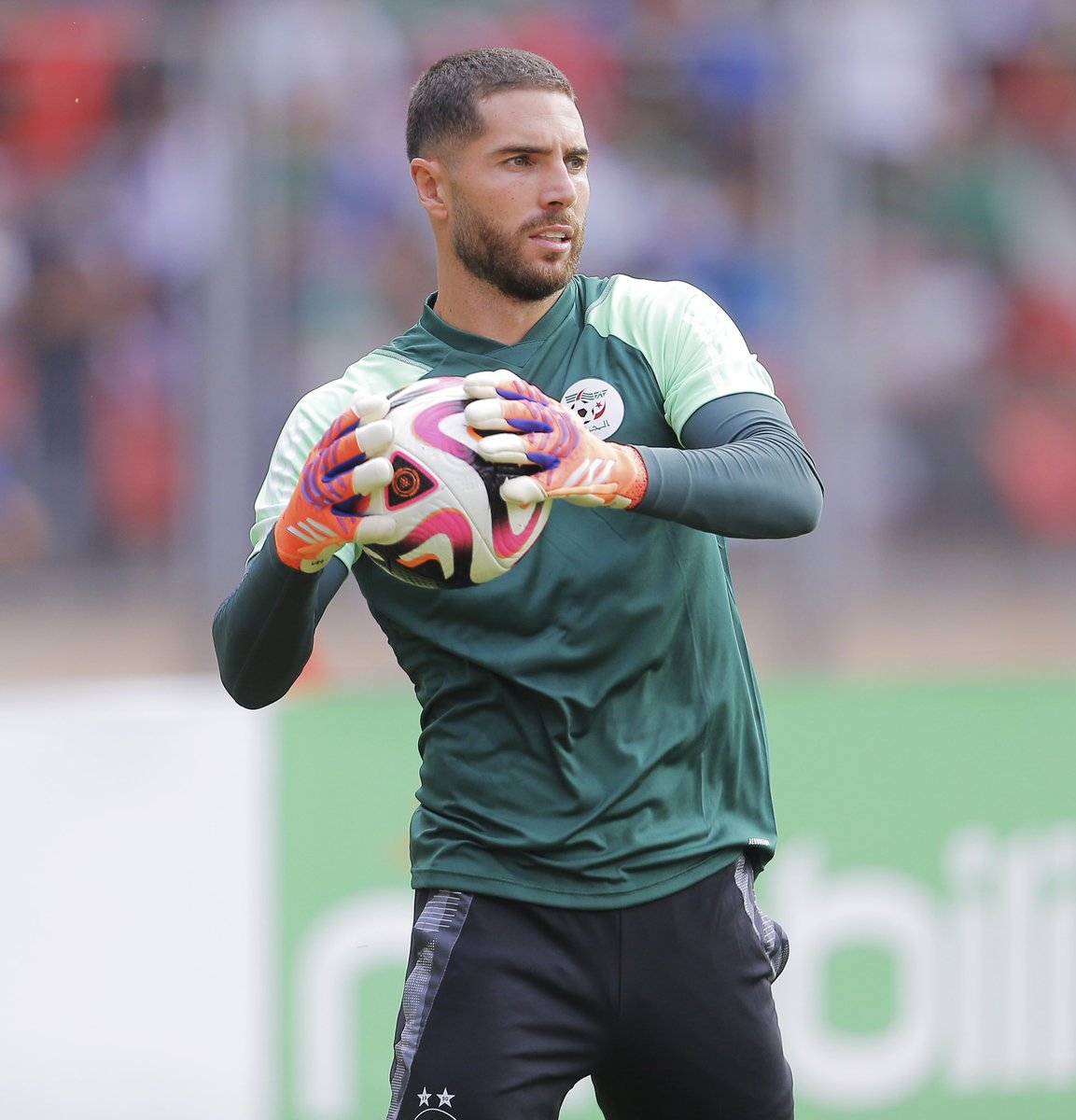 ActuFoot_'s tweet image. 🚨 OFFICIEL ! 𝗟𝗨𝗖𝗔 𝗭𝗜𝗗𝗔𝗡𝗘 🇩🇿 𝗘𝗦𝗧 𝗧𝗜𝗧𝗨𝗟𝗔𝗜𝗥𝗘 𝗙𝗔𝗖𝗘 𝗔𝗨 𝗦𝗢𝗨𝗗𝗔𝗡 🇸🇩 ! 🧤#CAN2025 

Le portier de l’Algérie va disputer son tout premier match en carrière à la CAN. ✅