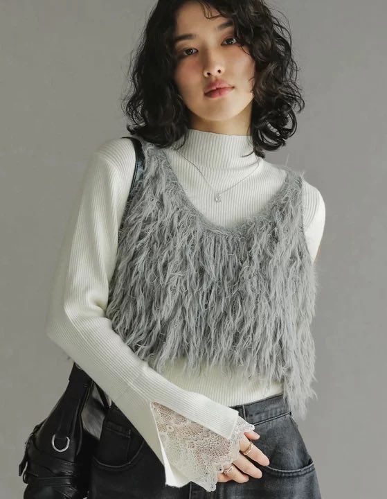 Chapiiiii88's tweet photo. このキャミ本当におすすめしたい。
いつもの服に“プラスワン”するだけで一気に雰囲気変わるやつ。
アクセ感覚で使えるのに、ニットに重ねるだけでおしゃれ度UP💖
真夏以外（いや、真夏もあり。）使えるなら、コスパ最強じゃない😳？？ https://t.co/H103X9Lm4U