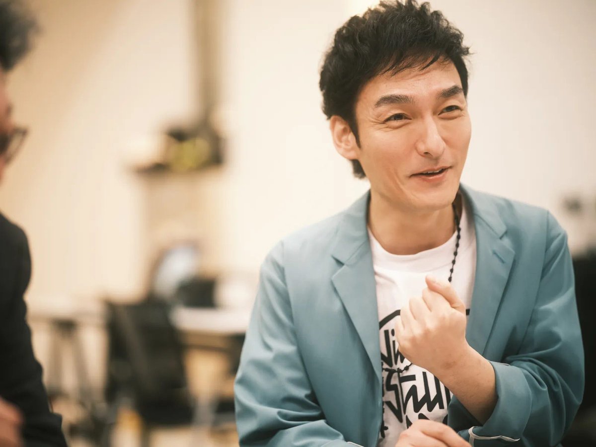 GQJAPAN's tweet photo. 草彅剛「考えすぎると作り物になってしまうから。監督の顔色とか、現場の空気を感じながら、”今ここに立つ”。それが僕にとっての演技です」

▼#草彅剛×監督・ #樋口真嗣 インタビュー をプレイバック
https://t.co/V4HE3rYJu1 https://t.co/Y4nyfAgUR6