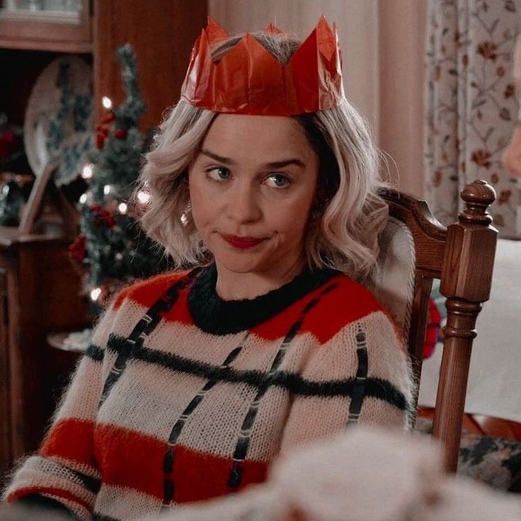 emgot88's tweet image. Christmas wreath in the real life and the show 👑💛❤️
@emilia_clarke instagram, December 24th 2024 🆚️ #LastChristmas movie, 2019