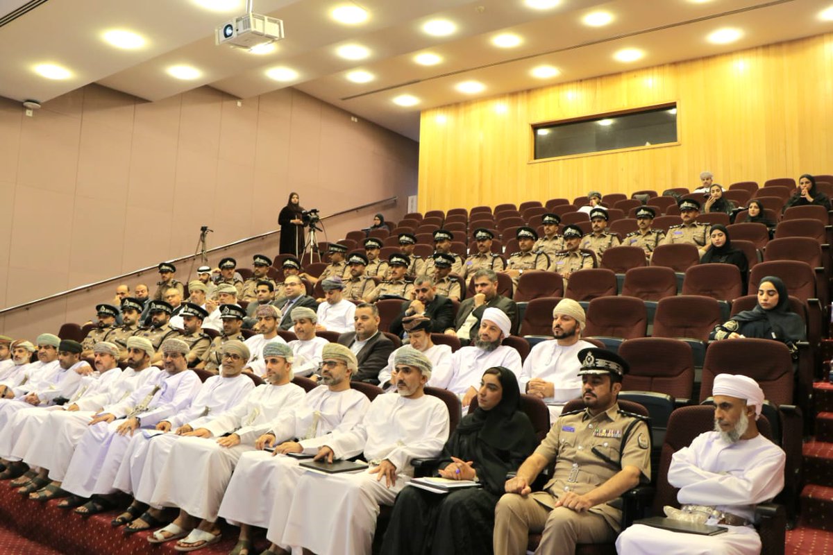 جانب من حفل ختام المسابقة البحثية لطلبة الدراسات الجامعية الأولى في نسختها الثانية، والتي نظمتها كلية الحقوق بجامعة السلطان قابوس. أقيم الحفل تحت رعاية سعادة/ أحمد بن سالم الرجيبي نائب رئيس جهاز الرقابة المالية والإدارية للدولة للرقابة على الوحدات الحكومية.