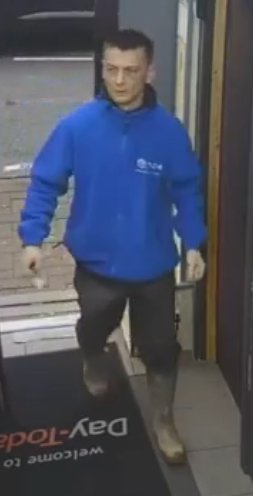 Clyde1AyrshNews's tweet photo. A new CCTV image has been released as police continue searching for a man from Ayrshire who hasn't been seen for almost two weeks. 
33 year old Jason Anderson was last spotted in Catrine at 6pm on Friday the 12th of December. 
He's 5' ft 7, of medium build with short fair hair: https://t.co/n50kCpz9Oo