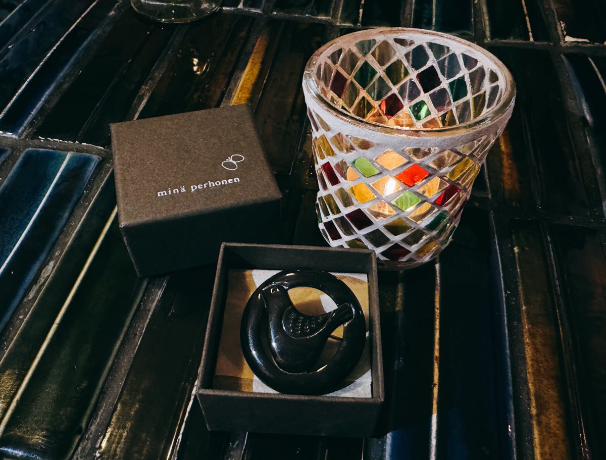 最終値下げ　ミナペルホネン　新品　正規品　ヌメ革レザー　蝶々　ブローチ ミナペルホネンの鳥のブローチをいただきました これはかなり昔から