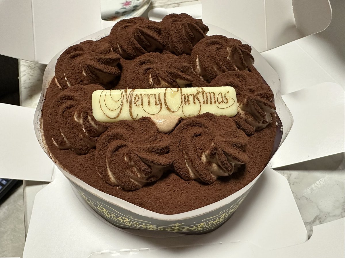Hisui_619's tweet photo. イチゴは苦手なのでクリスマスケーキはチョコにしました
今からこれを一人で食べますw https://t.co/6YtgjxASDI