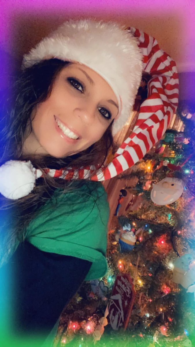 Michellebh79's tweet photo. Merry Christmas Eve! Fun selfie for today 🎄#christmaseve #funselfie #feelingfestive https://t.co/KJfULnAizq