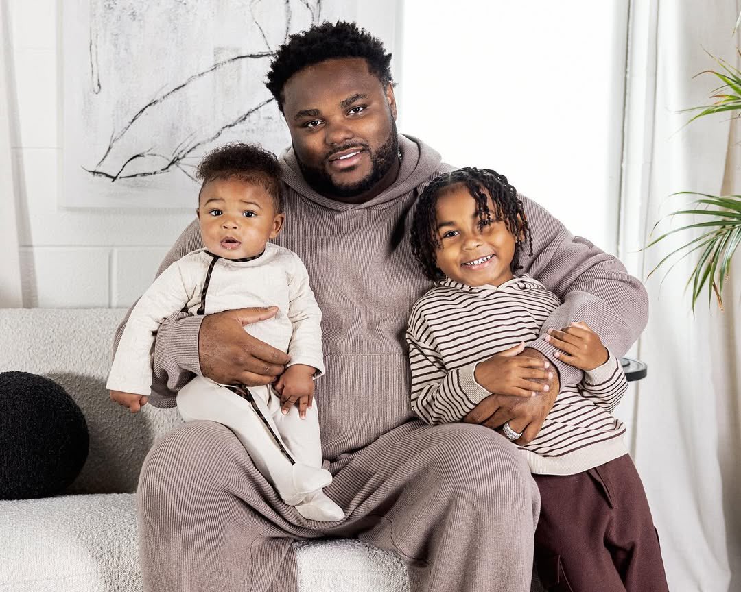wavecheckers's tweet image. Tee Grizzley with the family for the holidays 🐻❤️