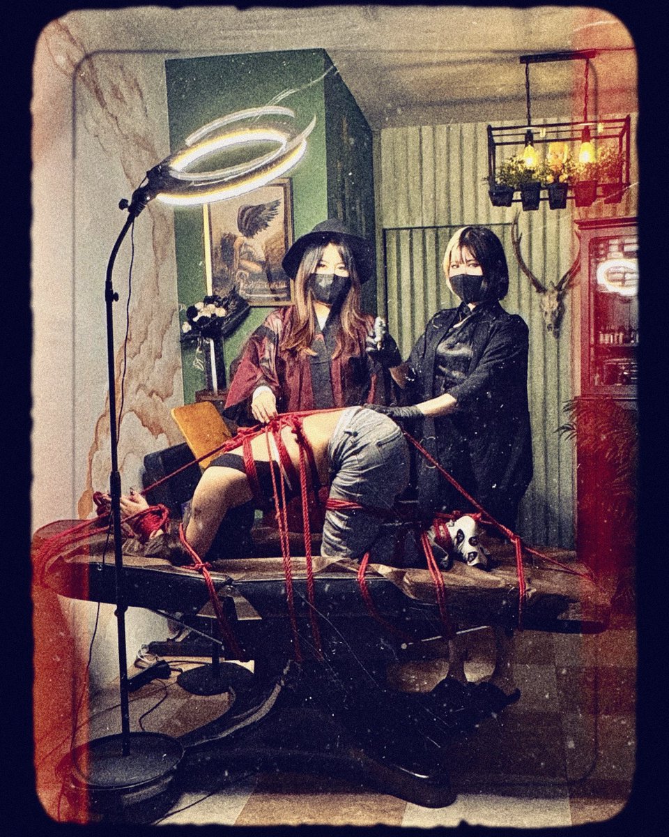 kittycornisme's tweet image. 非常喜歡這一張，因此決定把它做成封面
這張讓我裝潢的空間看起來超像什麼
偏遠鄉村小屋恐怖殺人事件
@xuxuu245 是一個很優秀的繩縛師專業女王
@justarabbittt 是一個為藝術犧牲的優秀肉粽（？

而我是一個因為客人亂動
極度憤怒到需要拍個幹片來洩憤的刺青師而已