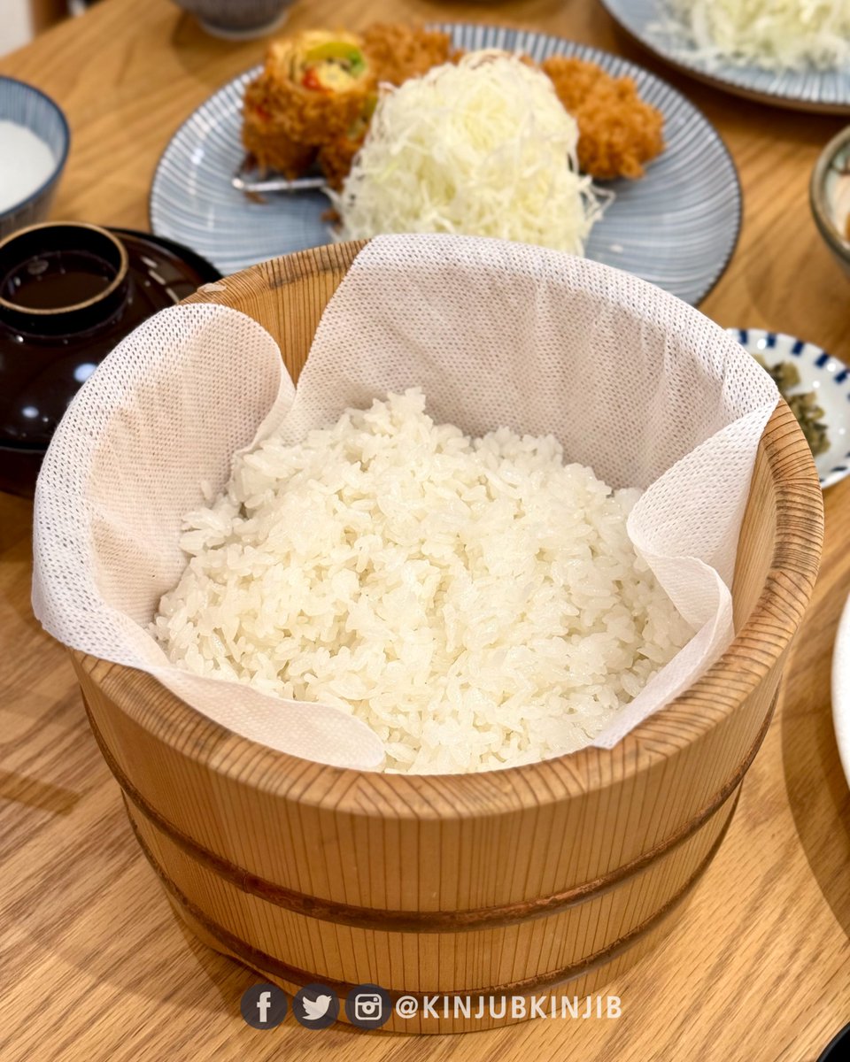 🐷ขึ้นแท่นทงคัตสึร้านโปรดกับ KIWAMI 極み Tonkatsu Koseki Premium ใน Gaysorn Tower ต้องยอมรับเลยว่าวัตถุดิบดีเกรดพรีเมียมทั้งหมูทั้งซีฟู้ด ทอดออกมาได้กรอบฟูไม่อมน้ำมัน เนื้อหมูมีความนุ่มฉ่ำ
.
🌟หมูที่นี้จะใช้เป็นคุโรบูตะ และอิโมะบูตะ แนะนำให้ลองอิโมะบูตะ