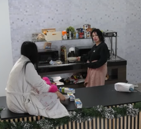 Debido a que no hay NI UN VASO limpio en la casa, La Marrash decide hacerse un café en un plato hondo.
#LaCasaDeLosGemelos2D17