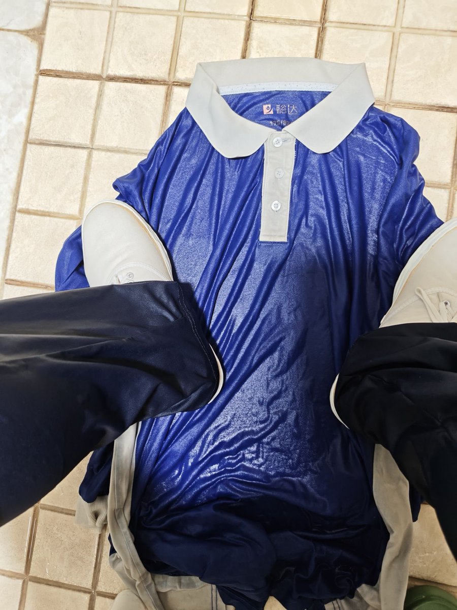 对深圳校服毫无抵抗力。即使洗澡也必须穿着整齐地进浴室。
