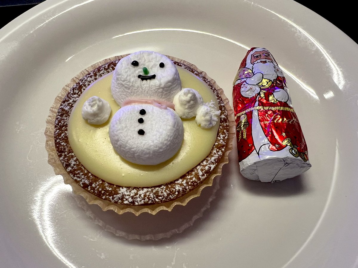 雪だるまのタルト⛄️とリンツのサンタさんチョコ🎅