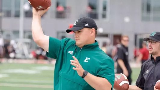 sportsinkansas's tweet photo. From 2–1A Kansas football to FBS co-defensive coordinator. 🔥

Entering his fourth year at Eastern Michigan University, Tate Omli continues to climb, now serving as Safeties Coach & recently promoted to Co-Defensive Coordinator. A Brookville, Kansas native and Ell-Saline HS alumni, Omli’s journey started right here.

🏈 Kansas-built path
Multiple sport all-state athlete at Ell-Saline (now an 8 man team)
Player at Butler Community College (2nd Team NJCAA All-American)
Finished playing career at University of Northern Iowa
Defensive Coordinator at Hutchinson Community College (28-3 record, multiple league titles, NJCAA National Championship)

📈 Impact at EMU
Omli’s safeties have been difference-makers, highlighted by Bryce Llewellyn’s All-MAC season (103 tackles, 2 INTs), EMU’s first all-conference DB since 2020. Multiple defenders posted career years under his watch.

🌾 Kansas pipeline
One thing that hasn’t changed, Omli continues to recruit and trust Kansas talent, developing players at every stop along the way.

From small-town Kansas to the FBS, Tate Omli is proof the grind travels.

#SportsInKansas photo courtesy of EMU🏈