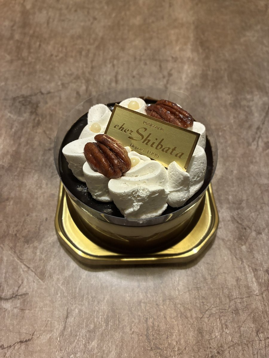 leaf3rdstage's tweet image. 残念ながら今年も
クリスマスの予定は無しで終わったが
先月にスーパーでケーキの予約をしていたことを思い出して
今日受け取って来た

母と一緒に食べようと思って予約したが
サイズを確認してなかったせいで
こんな小さいケーキだとは思わなかった

この大きさで2500円するんやで🤣
メリークリスマス