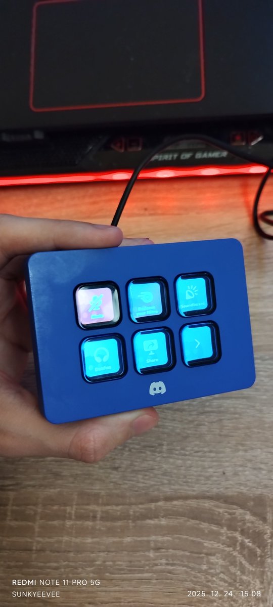 VeeDraws7's tweet photo. Yipe I got a @elgato stream deck mini discord edition #elgato #streamdeckmini and Merry Christmas everyone #MerryChristmas2025 https://t.co/KSgVEBc9Ce