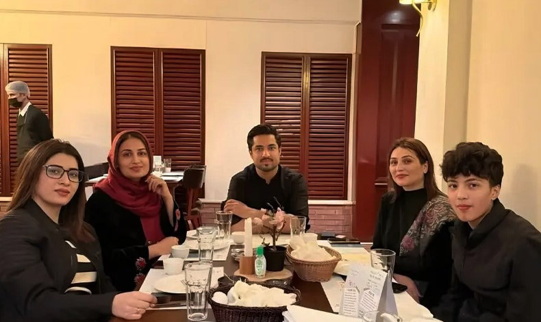 Nawaiwaqt_'s tweet image. اقرار الحسن اپنی تین بیویوں کے ہمراہ ریسٹورنٹ میں کھانے پر ٹرولنگ کا شکار
nawaiwaqt.com.pk/24-Dec-2025/19…
#Karachi #IqrarulHassan #Trolled