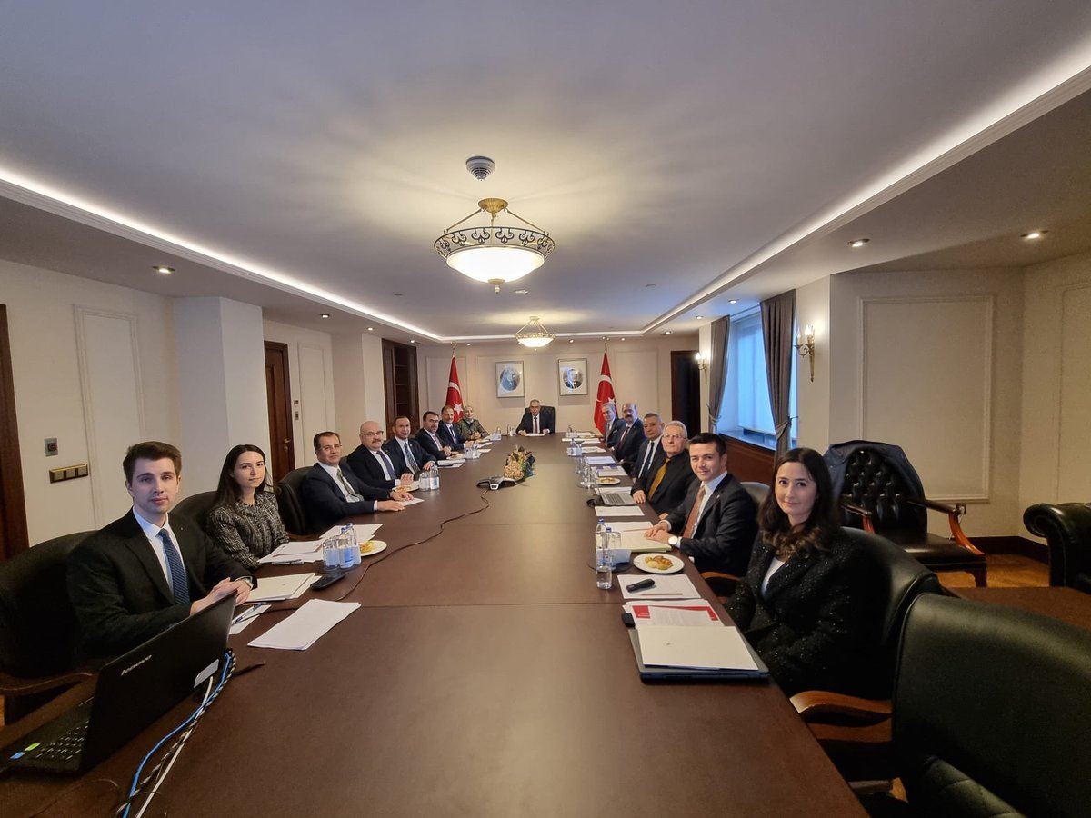 Cumhurbaşkanlığı Hukuk Politikaları Kurulu toplantımızı gerçekleştirdik. Ülkemizin hukuk vizyonuna katkı sunacak stratejik başlıkları ve reform hazırlıklarını değerlendirdiğimiz verimli bir oturum oldu.

Güçlü hukuk, güçlü Türkiye hedefiyle çalışmalarımıza devam ediyoruz.